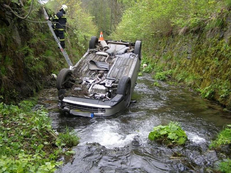 Na střeše v korytě potoka skončil v úterý 14. května řidič fiatu, který projížděl Horním Údolím u Zlatých Hor a nevěnoval se řízení. 