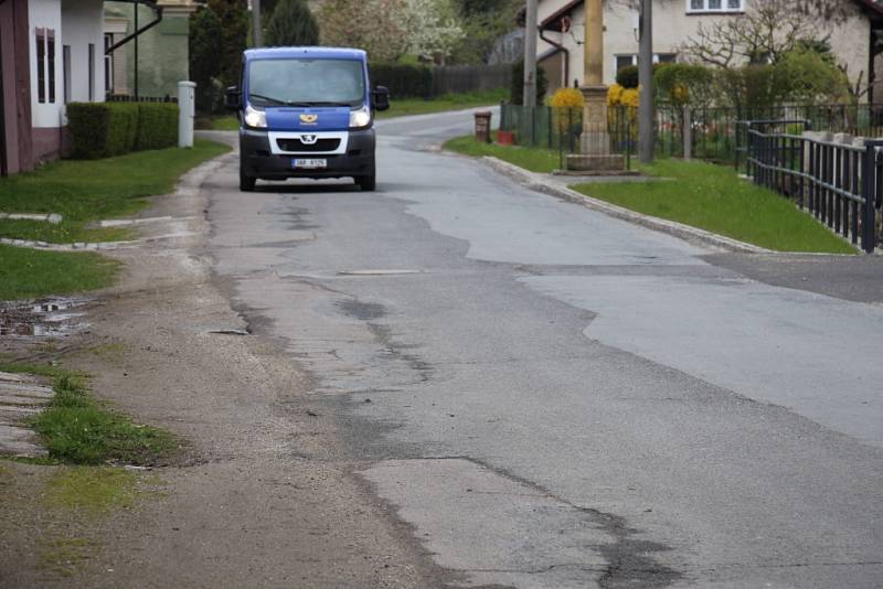 Ulice Jana Žižky v Bludově je plná výmolů