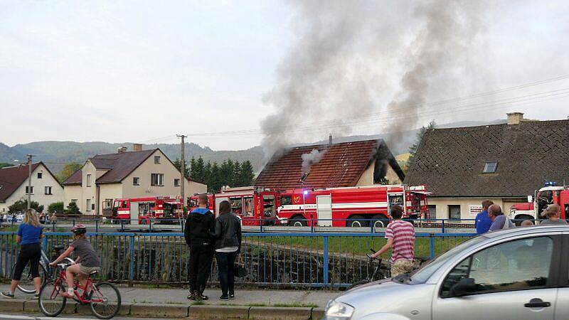Hasiči likvidovali požár střechy v obci Bukovice na Jesenicku