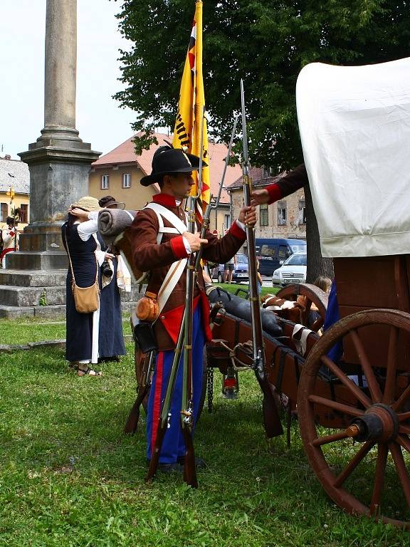 Vojáci v rakouských a pruských uniformách se ve čtvrtek 26. července vydali na pěší pochod z Javorníku do Nysy.