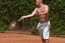 Drakům končí přípravné utkání. Na snímku je útočník Dušan Bařica během tenisového turnaje. 