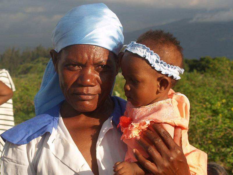 Matka s dítětem v táboře na Haiti