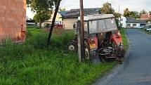 Nehoda opilého řidiče traktoru v Třeštině.