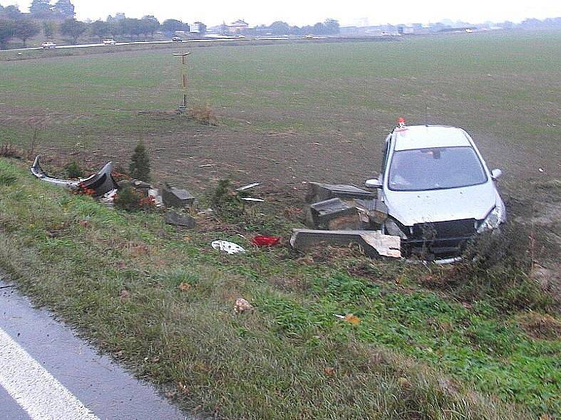 Peugeot po nárazu do Božích muk u Rájce