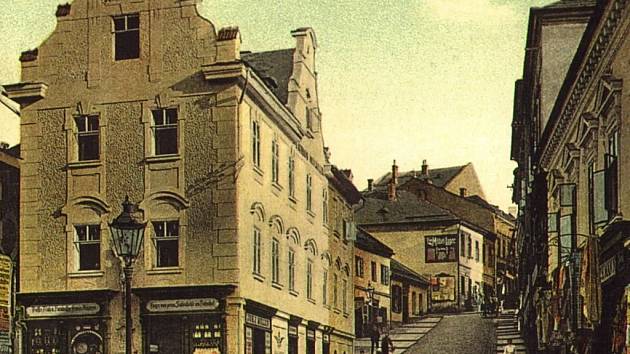 Snímek dnešní Lužickosrbské ulice ukazuje jednu ze ztrát města. Müllerův obchodní dům  dávno zmizel. Dnes na jeho místě stojí Palác Schönberg, který budí velké rozpaky. 
