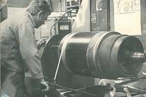 STÁLE JE CO VYLEPŠOVAT. S úspěchem a časovými úsporami pracovníci podniku zavedli bandážování rotorů některých strojů skleněnými bandážemi, které měly oproti původním ocelovým mnoho výhod.