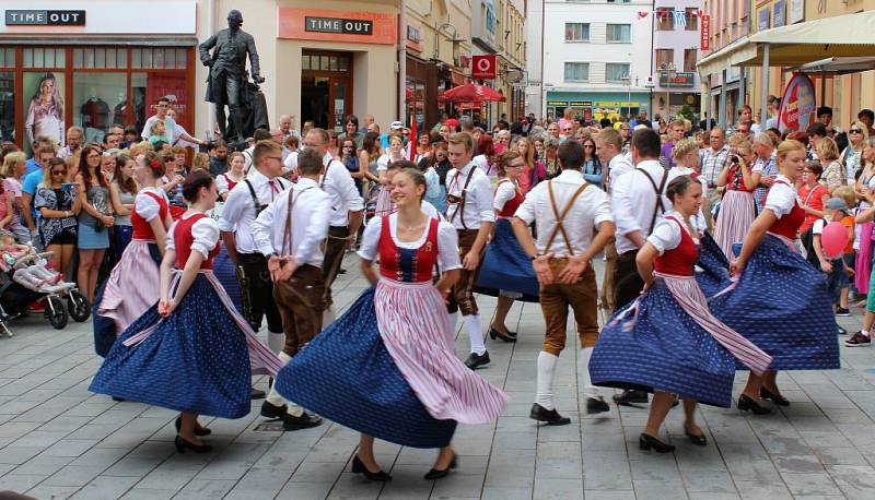 Mezinárodní folklorní festival v Šumperku vyvrcholil v sobotu 20. srpna dopoledne přehlídkou Roztančená ulice.