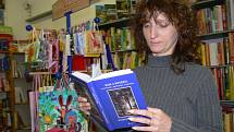 V knihkupectví u divadla v Šumperku je kniha pověstí vydaná dědici autora k dostání od pátku.  