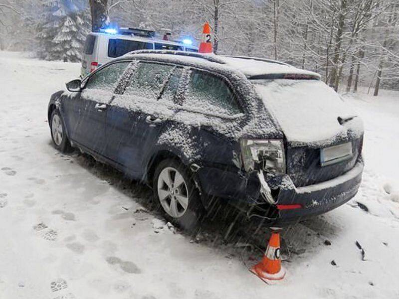 Nehoda řidičky peugeotu u Bělé pod Pradědem