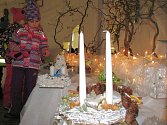 Tradiční vánoční výstava ve Střední škole sociální péče a služeb v Zábřehu nabízí moderní aranžmá i připomenutí sedmistého výročí narození Karla IV.