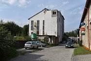 Zchátralá budova bývalé kotelny znehodnocuje městský majetek v areálu bývalého Moravolenu v Jeseníku.