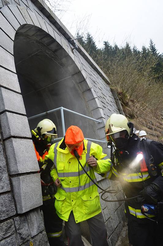 Cvičení na přečerpávací vodní elektrárně Dlouhé stráně. Ztraceného zaměstnance hasiči našli a v pořádku dopravili ze zakouřeného podzemí na čistý vzduch.