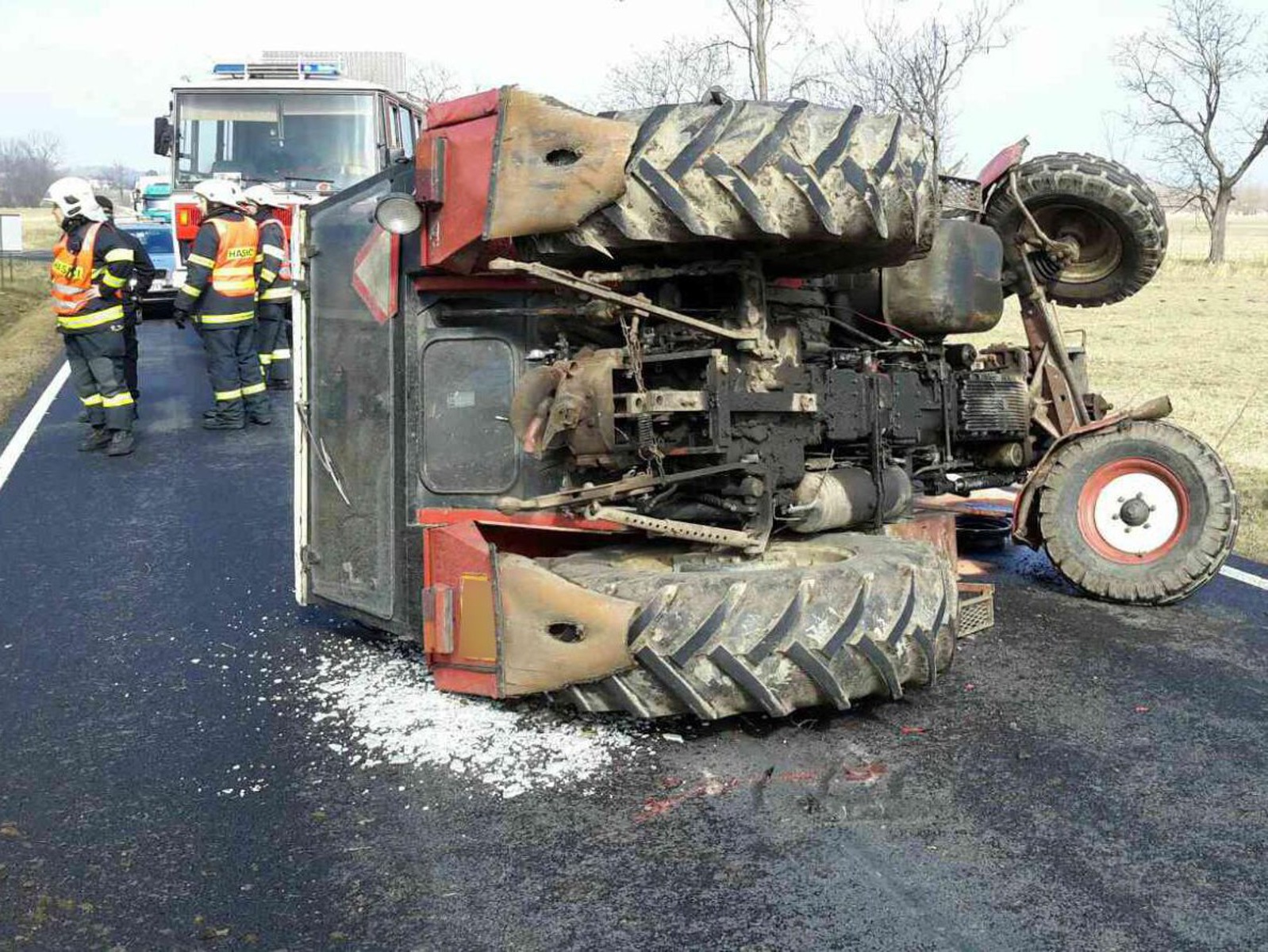V Uhelné na Jesenicku se převrátil traktor převážející čtyři býky -  Šumperský a jesenický deník