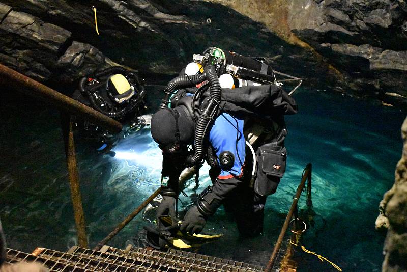 Cvičení speleopotápěčů České speleologické společnosti v dole Hraničná v Rychlebských horách.