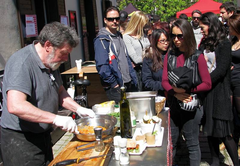 Festival jídla Sousedská žranice přilákal v sobotu do centra Šumperku stovky lidí. Pořadatelé ho tentokrát zaměřili hlavně na grilování, k dostání byly ale i další produkty od malých výrobců.