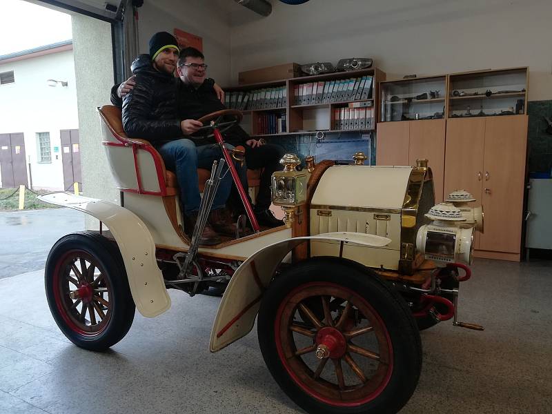 Motocykloví závodníci Karel Abraham a Ondřej Ježek zavítali mezi žáky a vyučující automobilní školy v Zábřehu