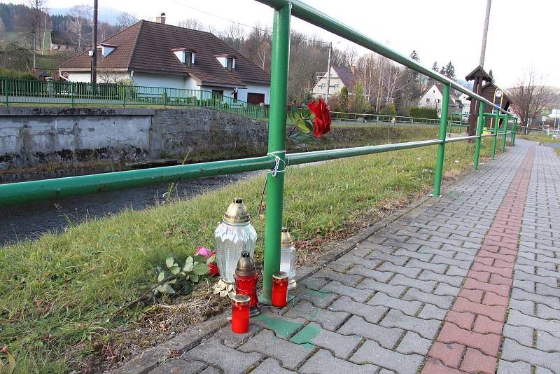 Z autobusové zastávky v Bělé pod Pradědem u místa, kde tragicky zahynul mladík, udělali jeho spolužáci a známí pietní místo.