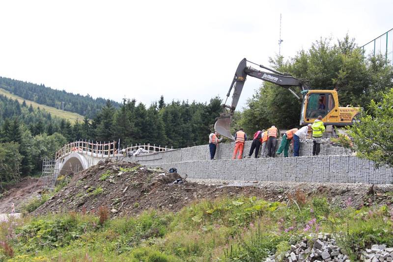 Stavební firma dokončuje lávku nad silnicí první třídy na Červenohorském se­dle.