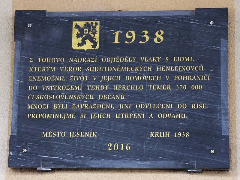 Odhalení pamětní desky připomínající nucený odchod Čechů z Jesenicka na podzim 1938.