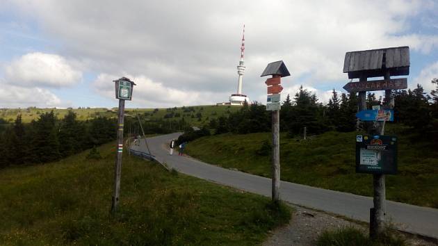 Turistické rozcestí kilometr pod vrcholem Pradědu.  Ilustrační foto