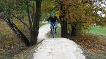 Lipovské stezky nabízejí bikerům celkem osm kilometrů tras od málo náročných modrých vhodných i pro rodiny s dětmi až po těžké černé určené zkušeným jezdcům.