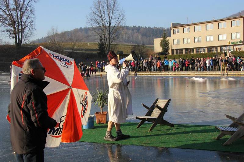 Silvestrovská otužilecká akce na koupališti v Bludově