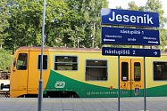 Mezinárodní spěšný vlak ze stanice Jeseník do Krnova je připraven k odjezdu…