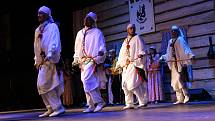 V pátek a v sobotu se na hlavních pořadech Mezinárodního folklorního festivalu v Šumperku představily postupně dvě desítky souborů. Mezi nimi byl i soubor z Alžíru.