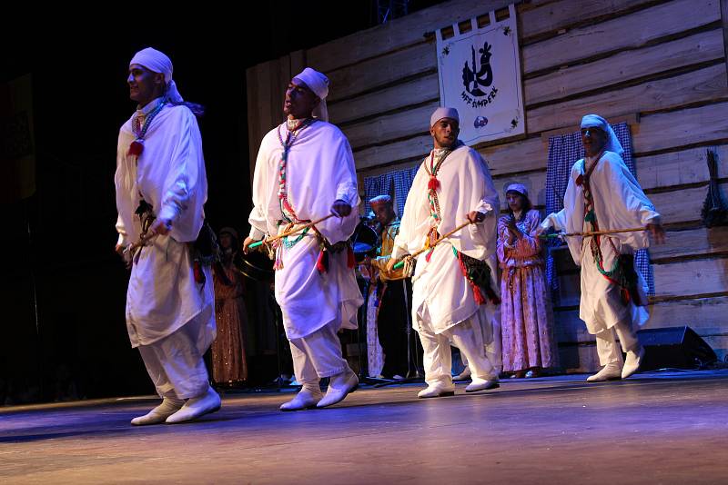 V pátek a v sobotu se na hlavních pořadech Mezinárodního folklorního festivalu v Šumperku představily postupně dvě desítky souborů. Mezi nimi byl i soubor z Alžíru.