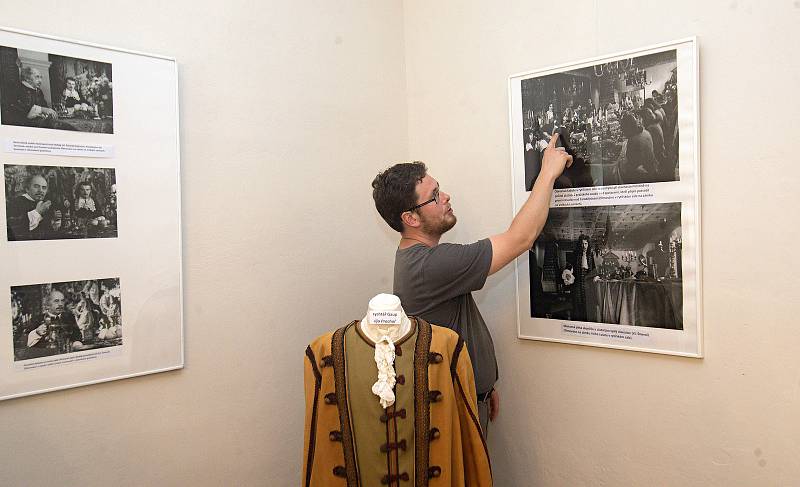 Unikátní výstava na Zámku Velké Losiny připomíná natáčení filmu Kladivo na čarodějnice v roce 2019.