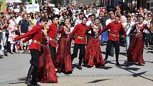 Mezinárodní folklorní festival v Šumperku vrcholí. V sobotu 17. srpna dopoledne zaplnily ulice města domácí soubory i zahraniční hosté, kteří v programu nazvaném Roztančená ulice prošly od radnice přes pěší zónu až do parku U sovy.