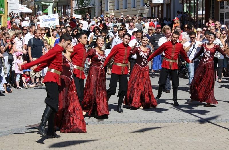 Mezinárodní folklorní festival v Šumperku vrcholí. V sobotu 17. srpna dopoledne zaplnily ulice města domácí soubory i zahraniční hosté, kteří v programu nazvaném Roztančená ulice prošly od radnice přes pěší zónu až do parku U sovy.