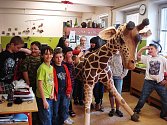 Školáci z Jindřichova ze svým žirafím PRITTELEM