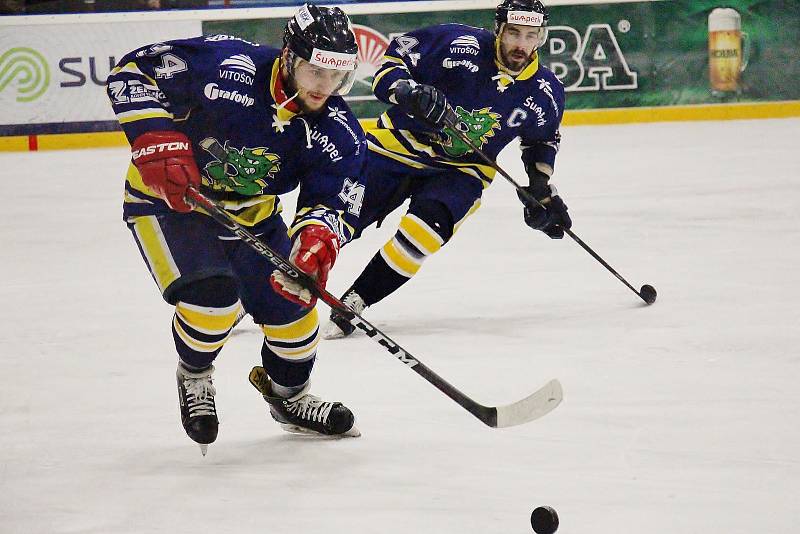 Hokejisté Šumperku (v modrém) porazili na domácím ledě Písek 6:0.