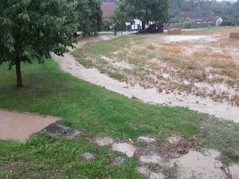 Prudká bouřka a přívalový déšť, které se přihnaly v neděli odpoledne na Jesenicko nadělaly pěknou paseku. 28.8. 22