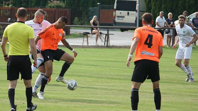 Fotbalisté Šternberka (v oranžovém) přezimují na prvním místě krajského přeboru.
