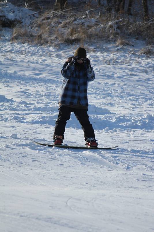 Na svahu o víkendu řádily děti na sáňkách i bobech, nechyběli ani snowboardisté