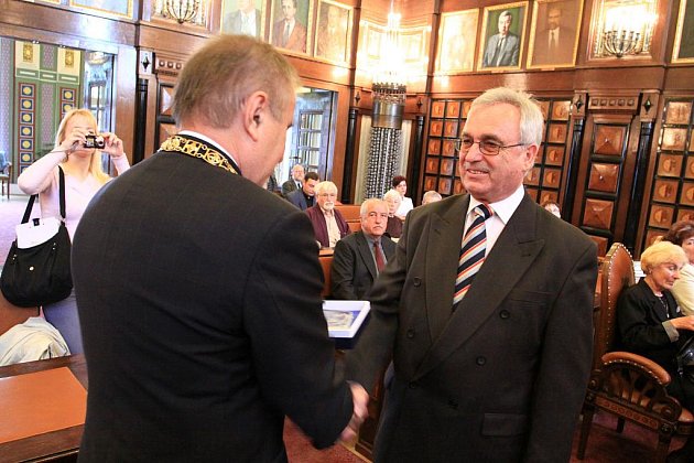 Oceněný Karel Kavička (vpravo)