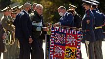 Slavnostní nástup 53.pPzEB při příležitosti propůjčení bojové zástavy 553. praporu bezpilotních prostředků za účasti prezidenta Miloše Zemana.
