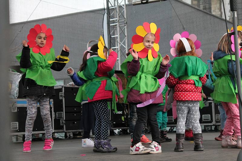 Vystoupení mateřských školek z Prostějova na velikonočním jarmarku. Foto: Deník/Zdeněk Vysloužil