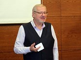 Biotronik Tomáš Pfeiffer na přednášce v Prostějově.