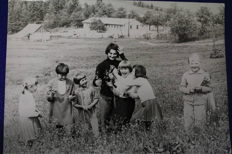 Nedělní vycházky, 1969.  Každou neděli si vyšly všechny místní děti na procházku po okolí. Tento hezký zvyk se bohužel nedochoval.