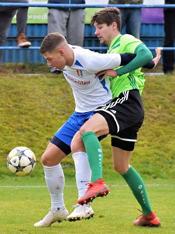 V posledním podzimním kole Moravskoslezské ligy prohráli fotbalisté Blanska (bílé dresy) v Novém Městě na Moravě s SFK Vrchovina 1:2.  Foto: Josef Kratochvíl