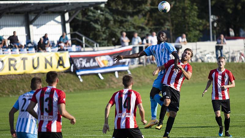 Fotbalisté Prostějova (v bílo-modrém) prohráli s Viktorií Žižkov 0:2.