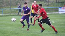 Mohelničtí fotbalisté (ve fialovém) vyhráli v posledním utkání podzimu v Kralicích 6:1.