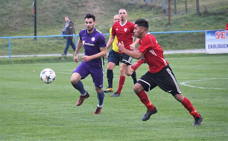 Mohelničtí fotbalisté (ve fialovém) vyhráli v posledním utkání podzimu v Kralicích 6:1.