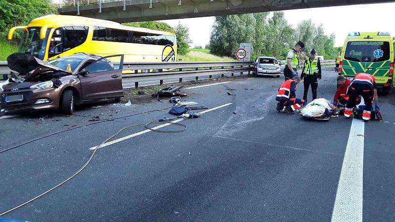 Nehoda kamionu a dvou osobních aut na D46 u Držovic