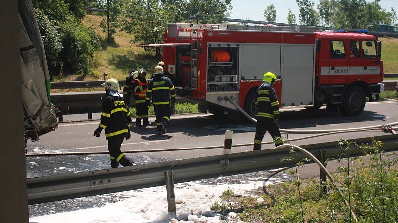 Na dálnici D46 pod mostem v Držovicích hořel kamion