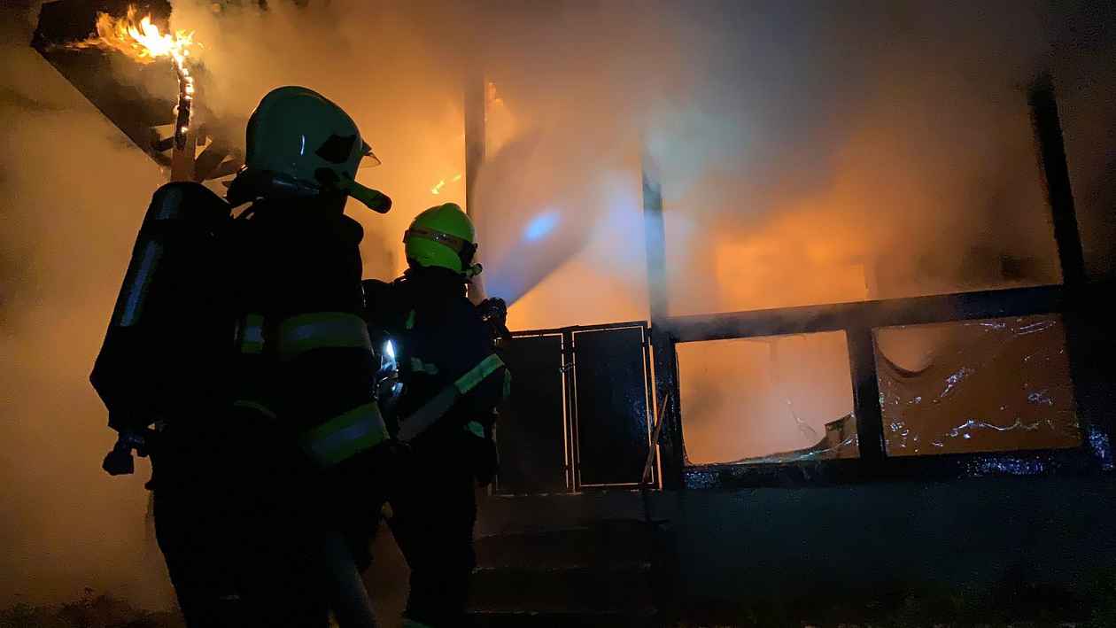 Na Třebíčsku hořela stodola: plameny zasáhly dům i auto, škoda je pět milionů