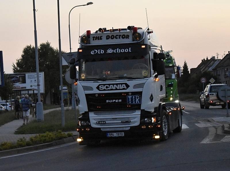 Třídenní dostaveníčko kamionů, trucků a dodávek v plumlovském kempu Žralok zahájila páteční jízda večerním Prostějovem. 23.7. 2021